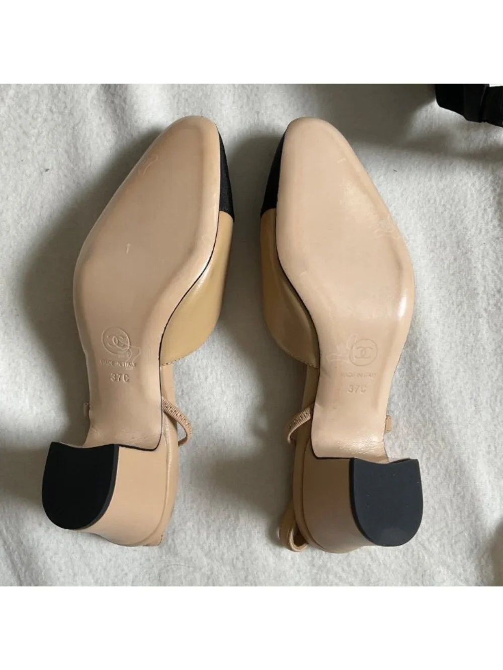 NWB CHANEL Interlocking TWO tone black beige Leather Slingback Pump 37 heels6.5